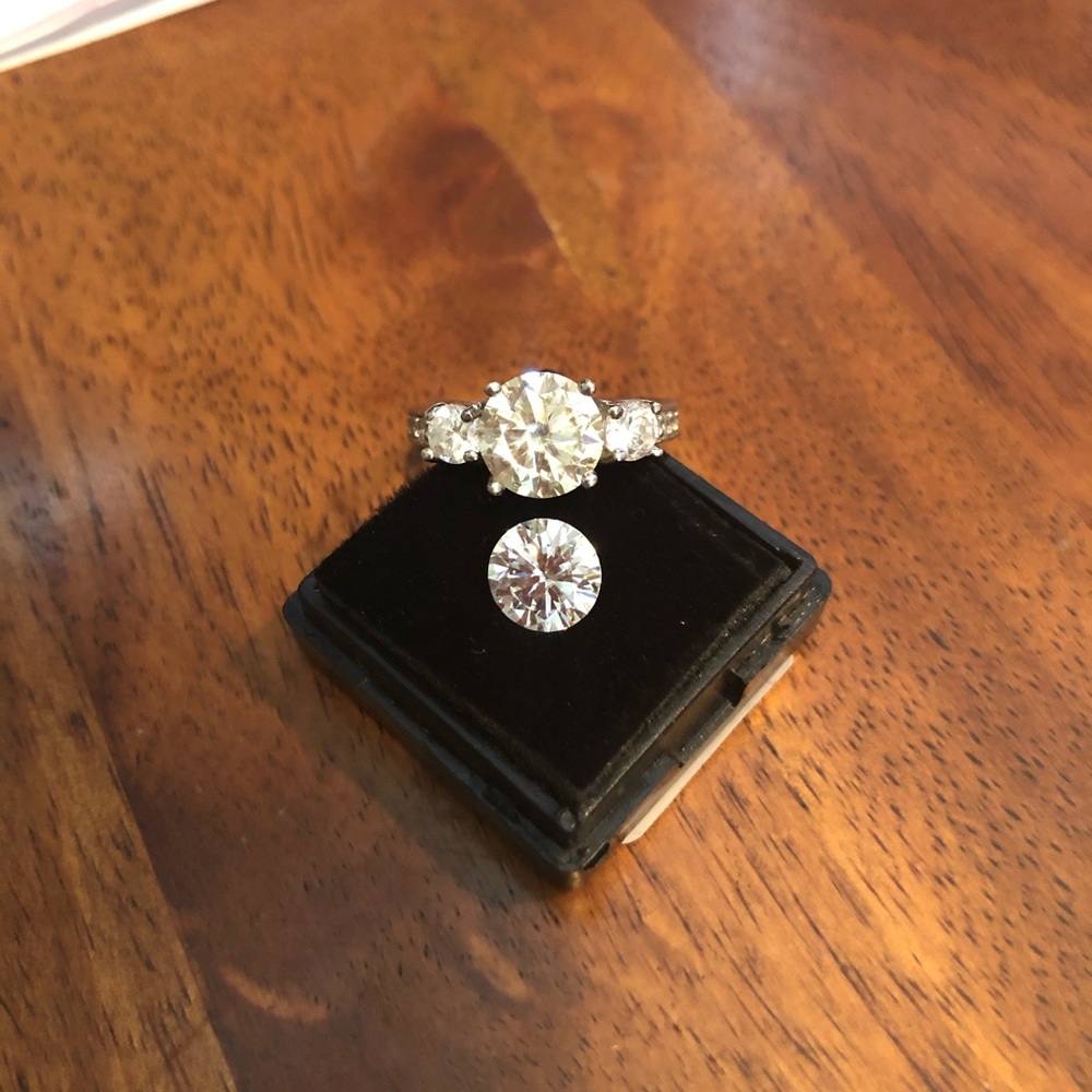 D vs DEF Moissanite - Picture 5 of 12